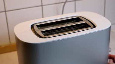 Kızarmış ekmek için mutfak tost makinesi. Kahvaltı için tost makineleri. 