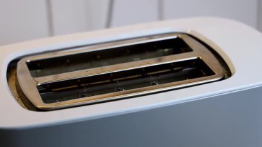 Kızarmış ekmek için mutfak tost makinesi. Kahvaltı için tost makineleri. 