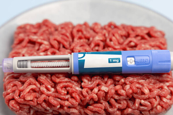 Оземпическая инсулиновая инъекционная ручка на тёмном фоне для диабетиков и потери веса. Коппель, Дания - 31 января 2025 года 