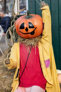Balkabağı Cadılar Bayramı süslemeleri parkta