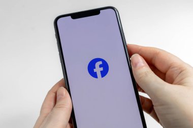 Cep telefonu Facebook tabelasıyla birlikte elinde. Kopenhag, Danimarka - 3 Mart 2025