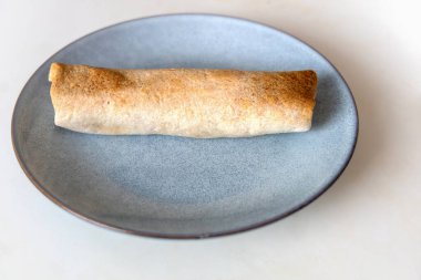 Lezzetli kızarmış rulo tabakta