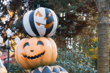 Sonbaharda balkabağıyla Cadılar Bayramı için geleneksel park dekorasyonu