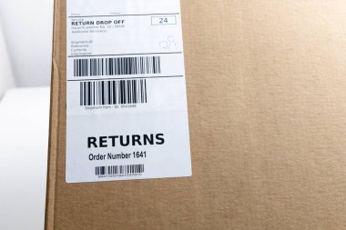 İade etiketi ve iade için barkod içeren paket. Kopenhag, Danimarka - 22 Mart 2025