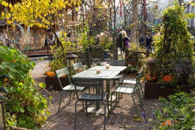 Sonbahar bahçesinde Cadılar Bayramı için dekore edilmiş iki kişilik boş masa.. 