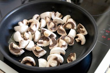 İçinde teflon kaplama ve mantar olan uçan bir tava.