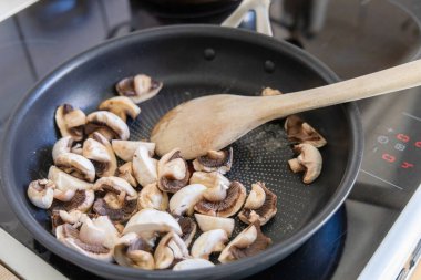 İçinde teflon kaplama ve mantar olan uçan bir tava.