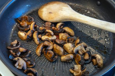 Kızartma tavasında sebze yağında kızartılmış.