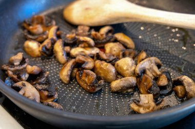 Kızartma tavasında sebze yağında kızartılmış.