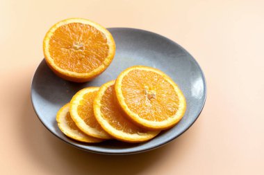 Bir tabakta dilimlenmiş sulu portakal