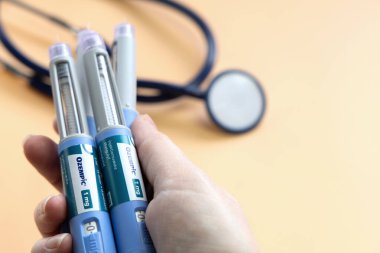 Şeker hastaları ve kilo kaybı için mavi insülin iğnesi. Kopenhag, Danimarka - 7 Nisan 2025