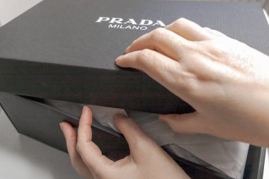 Prada 'dan gelen ayakkabılarla dolu paketleri boşalttım. Kopenhag, Danimarka - 21 Nisan 2025