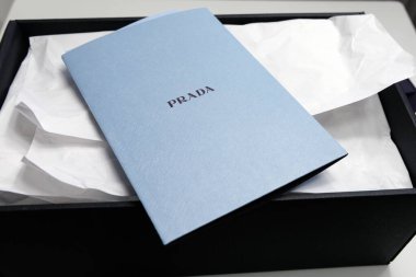 Prada Milano 'dan Prada yazılı mavi bir kart. Kopenhag, Danimarka - 21 Nisan 2025 
