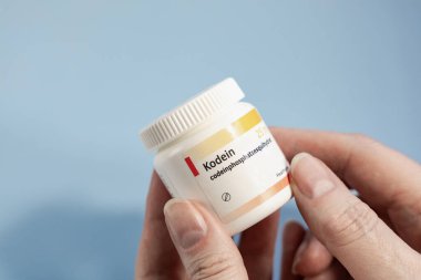 Kadın eline Kodein tabletleri döküyor. Kopenhag, Danimarka - 1 Mayıs 2025