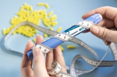 Reçeteli ilaç Ozempic ile kilo verme kavramı. Kopenhag, Danimarka - 2 Mayıs 2025