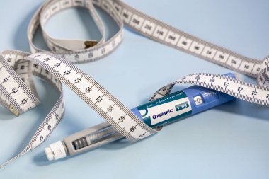 Reçeteli ilaç Ozempic ile kilo verme kavramı. Kopenhag, Danimarka - 2 Mayıs 2025