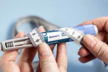 Reçeteli ilaç Ozempic ile kilo verme kavramı. Kopenhag, Danimarka - 2 Mayıs 2025
