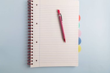 Boş spirale bağlı dizüstü bilgisayarı aç 