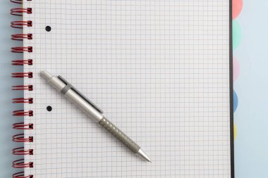 Boş spiral bağlı kare dizüstü bilgisayarı aç 