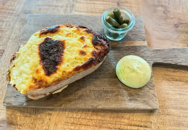 Peynirli ve jambonlu Fransız sandviçi.