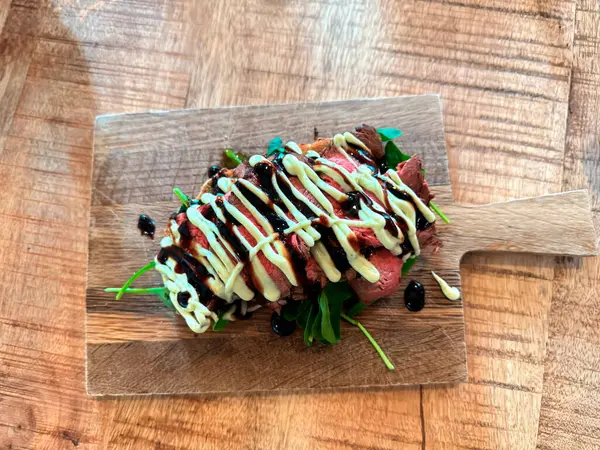 Tahta kesme tahtasında nefis biftekli sandviç.