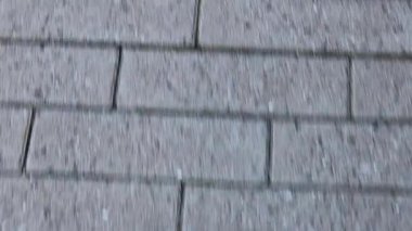 Gri kaldırım taşı yolda ayak sesleri