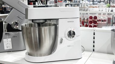 Kenwood mutfak tezgahı mikseri mağazadaki rafta. Kopenhag, Danimarka - 1 Haziran 2025