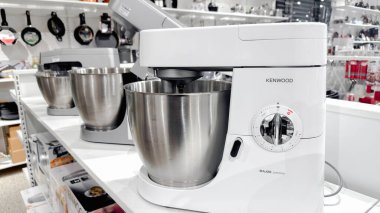Kenwood mutfak tezgahı mikseri mağazadaki rafta. Kopenhag, Danimarka - 1 Haziran 2025