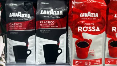 Süpermarkette rafta duran lavazza kahve poşetleri. Kopenhag, Danimarka - 30 Mayıs 2025