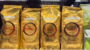 Süpermarkette rafta duran lavazza kahve poşetleri. Kopenhag, Danimarka - 30 Mayıs 2025