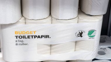 Beyaz yumuşak bütçeli tuvalet kağıdı paketlenmiş. Kopenhag, Danimarka - 30 Mayıs 2025