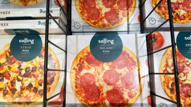 Perakende mağazasında dondurulmuş pizza satıyorum. Kopenhag, Danimarka - 30 Mayıs 2025