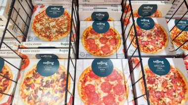 Perakende mağazasında dondurulmuş pizza satıyorum. Kopenhag, Danimarka - 30 Mayıs 2025