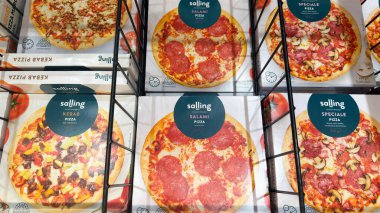 Perakende mağazasında dondurulmuş pizza satıyorum. Kopenhag, Danimarka - 30 Mayıs 2025