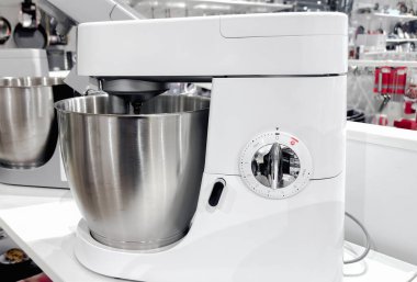 Kenwood mutfak tezgahı mikseri mağazadaki rafta. Kopenhag, Danimarka - 1 Haziran 2025