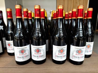 Cotes du Rhone kırmızı şarap şişeleri sergileniyor. Kopenhag, Danimarka - 3 Haziran 2025