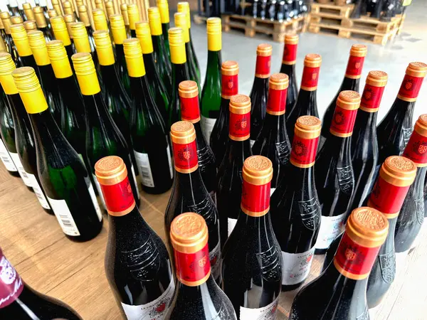 Bol şaraplı süper işaretli şarap bölümü. Kopenhag, Danimarka - 4 Haziran 2025