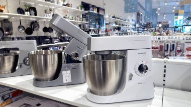 Kenwood mutfak tezgahı mikseri mağazadaki rafta. Kopenhag, Danimarka - 30 Mayıs 2025