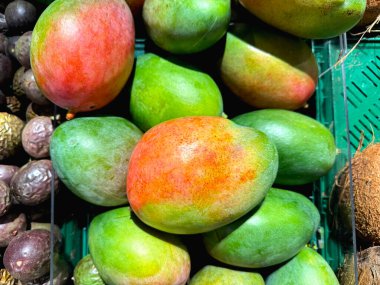Renkli olgun tropikal mango meyveleri bir kutuda 