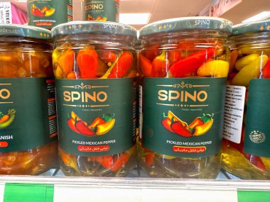 Spino kavanozlarda Meksika biberi turşusu kurdu. Kopenhag, Danimarka - 4 Temmuz 2025