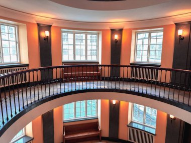 Kulede geniş pencereli yuvarlak koridor