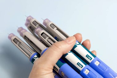 Kilo kaybı ve tip 2 diyabet için birçok mavi şırınga kalemi Ozempic