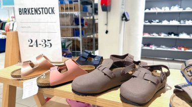 Birkinstock markasının yazlık sandaletleri mağazanın rafında. Kopenhag, Danimarka - 27 Temmuz 2025