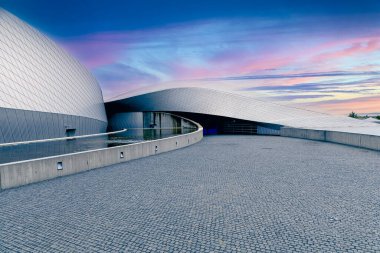 Danimarka Akvaryumu, Den Bla Gezegeni. Günbatımının güzel gökyüzüne karşı modern bina