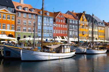 Kopenhag 'da tarihi binaları ve tekneleri olan renkli bir Nyhavn limanı. Kopenhag, Danimarka - 14 Ağustos 2025