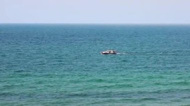 Bir yelkenli açık bir günde denizi aşıyor..