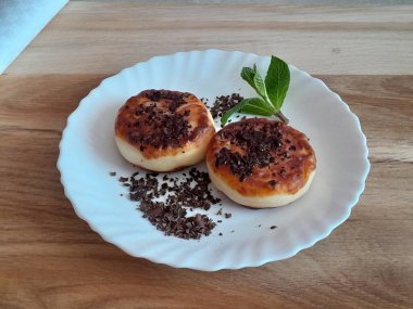 cheesecakes with chocolate, breakfast on the table, sweet food, cheesecakes with on a white plate, black chocolate 