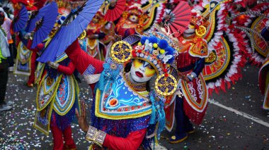 Yeni Yıl Junkanoo kutlamaları Nassau 'nun tarihi şehir merkezinde, Bahamalar' da yapıldı. Bahamalar 'da düzenlenen yeni yıl Junkanoo Karnaval Geçidi' nde parlak mavi ve altın rengi bir kostüm giymiş genç bir zenci bayan.