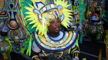 Yeni Yıl Junkanoo kutlamaları Nassau 'nun tarihi şehir merkezinde, Bahamalar' da yapıldı. Bahamalar 'da düzenlenen yeni yıl Junkanoo Karnaval Geçidi' nde parlak mavi ve altın rengi bir kostüm giymiş genç bir zenci bayan.