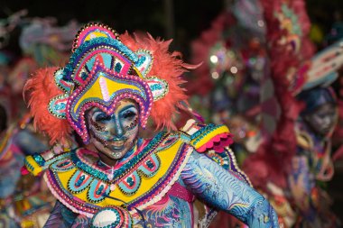 Boks Günü Junkanoo caddesi geçidi 26 Aralık 2024 'te Nassau' nun tarihi merkezi Bahamalar 'da gerçekleşti.
